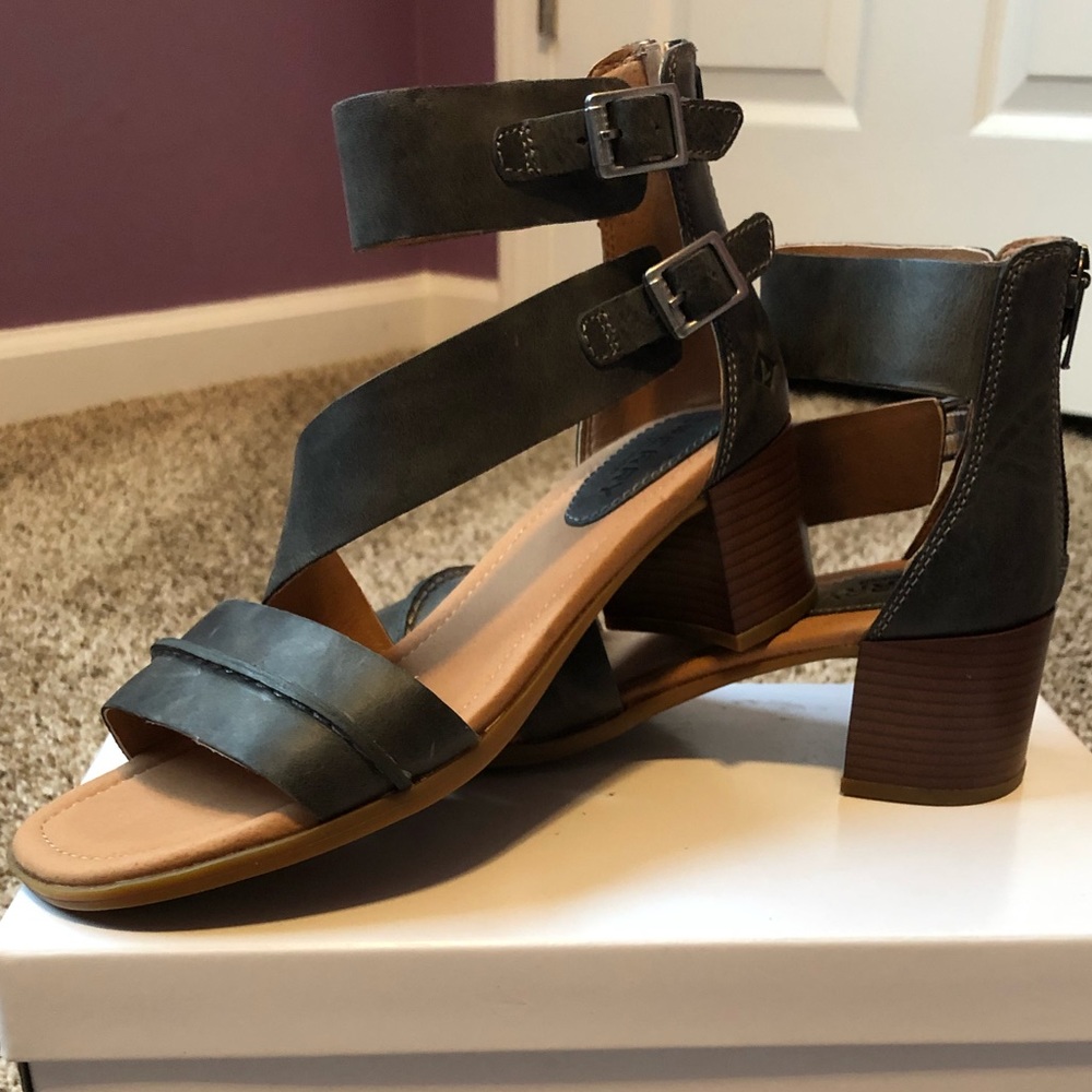 Women’s size 6M Sperry block heel sandal in grey